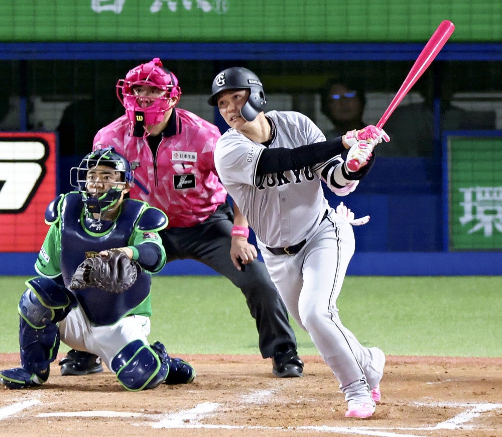 ６回２死、坂本が安打を放つ（捕手・中村）（１２日）＝木田諒一朗撮影
