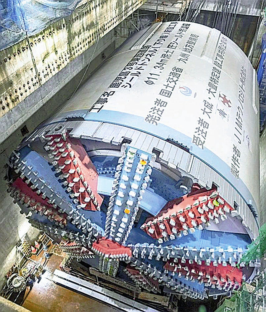 鹿児島東西道路の地下トンネル工事で使われているシールドマシン。先端（手前）が回転して掘り進む＝鹿児島国道事務所提供