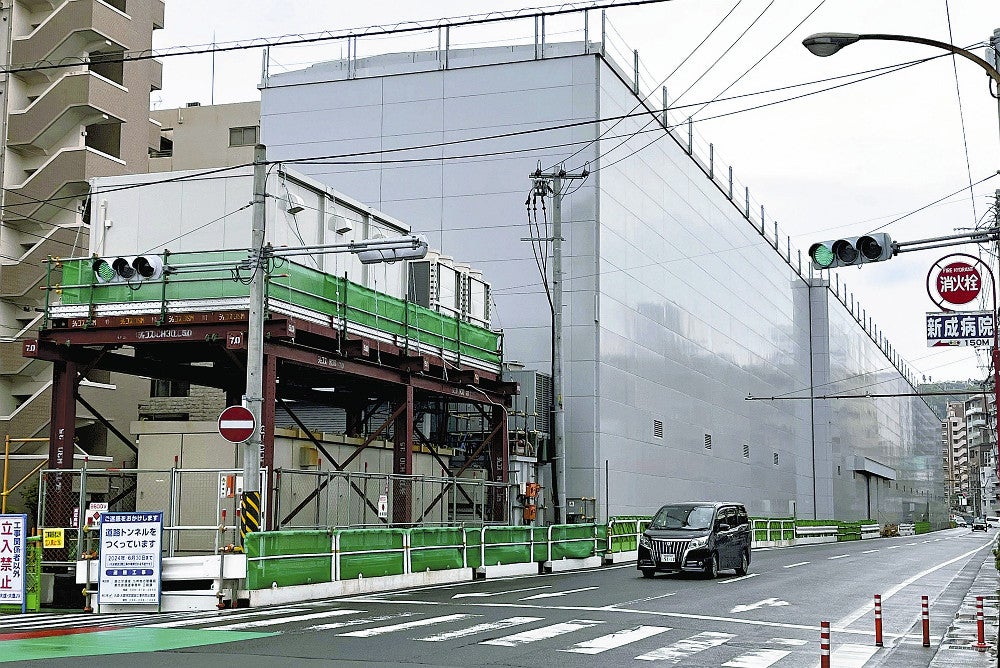 鹿児島東西道路の地下トンネル工事のために設けられた建屋。この中の立て坑からシールドマシンが掘り進み始めた（鹿児島市で）