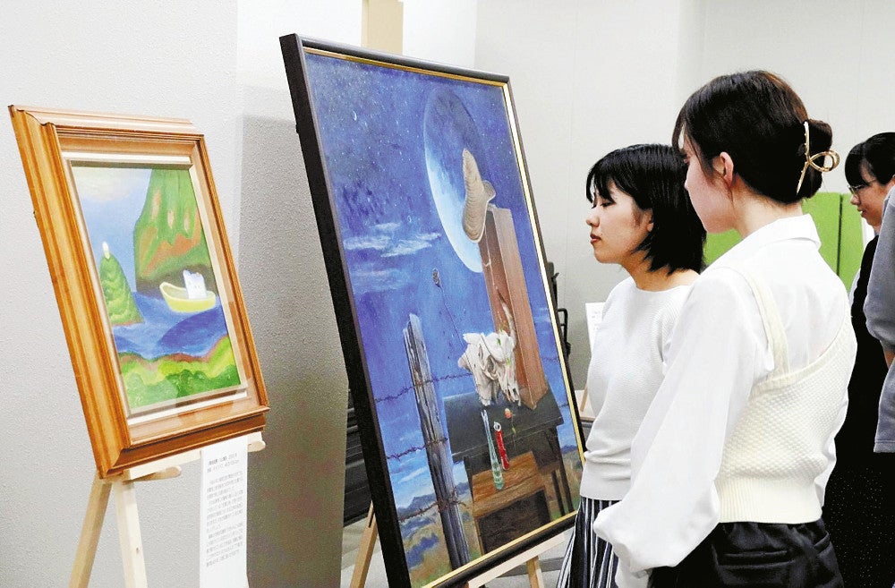 金陽会の絵画を鑑賞する学生ら