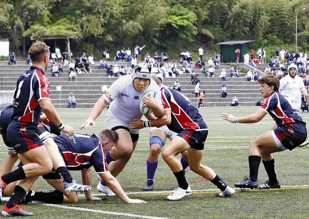 相手ＤＦをものともせずに突き進む平山選手（中央）