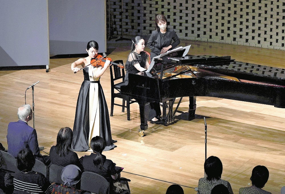 演奏を披露する出演者たち