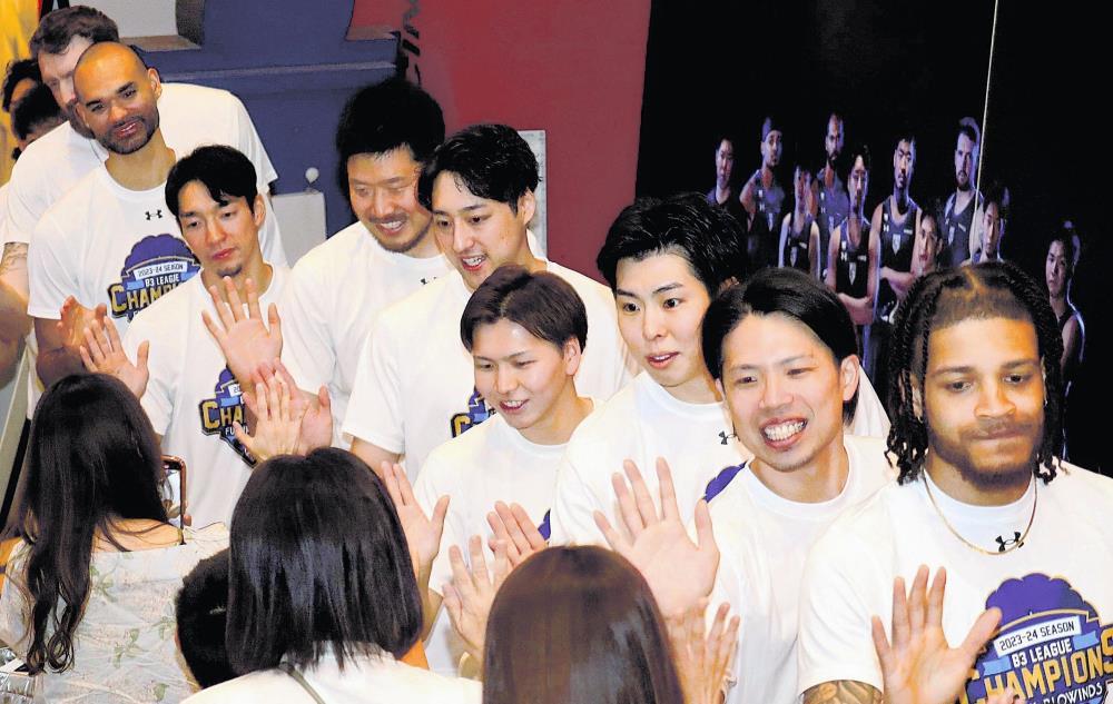 ファンとハイタッチする福井ＢＷＳの選手たち（福井市で）