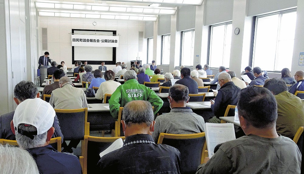 ４月２０日の公開討論会で住民の質問に答える大阪府の田尻町議ら