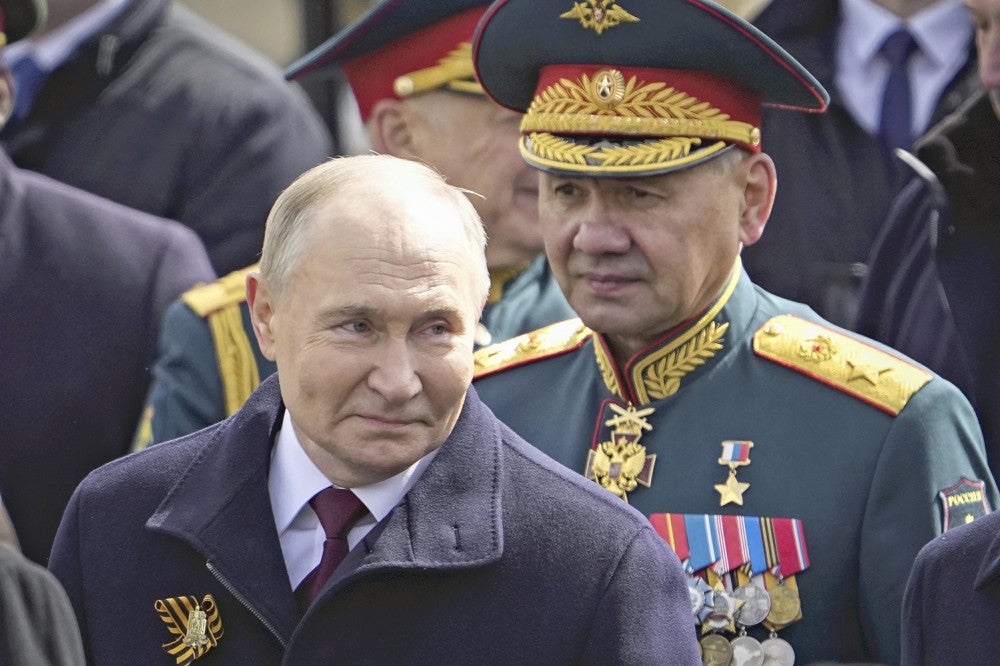 旧ソ連の対独戦勝記念日の９日、モスクワの赤の広場に姿を現していたロシアのプーチン大統領（左）とショイグ国防相＝ＡＰ