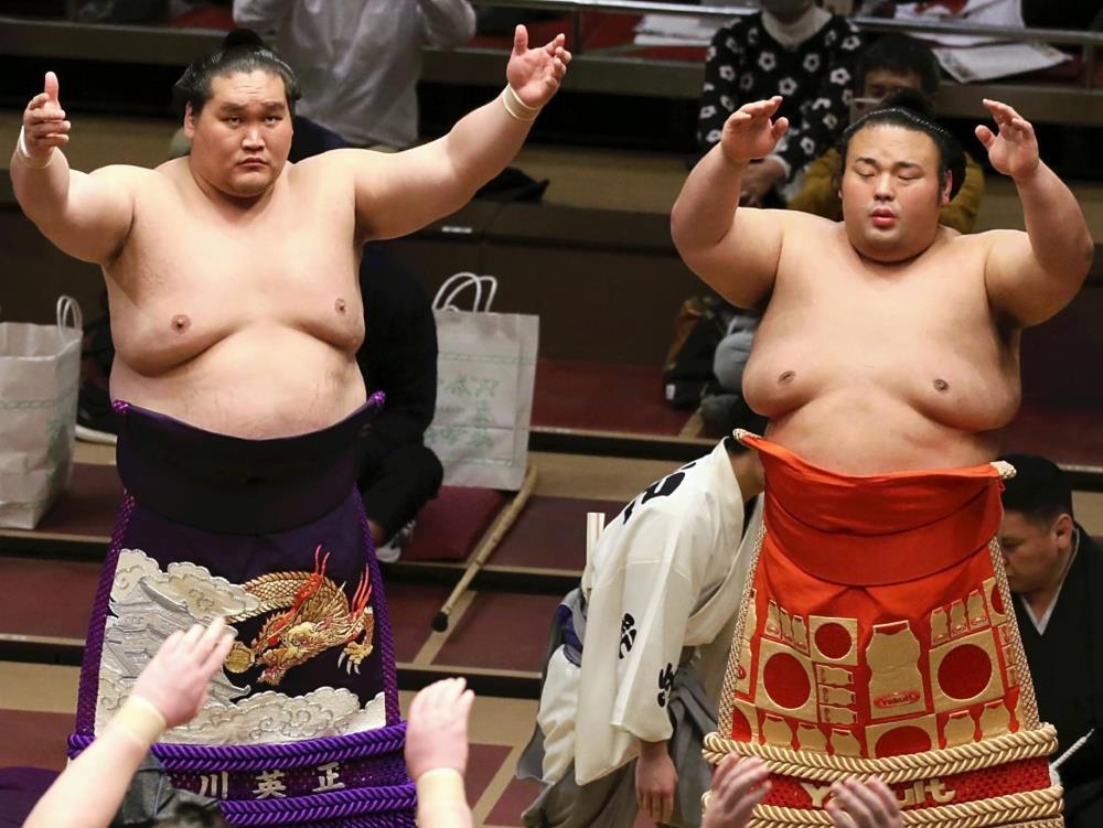 照ノ富士（左）と貴景勝（２０２１年５月）