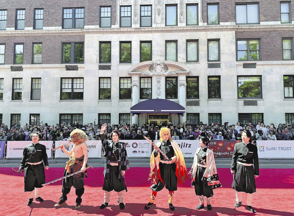 １１日、米ニューヨーク・マンハッタンで、「鬼滅の刃」のキャラクターたちが登場したジャパン・パレード＝山本貴徳撮影