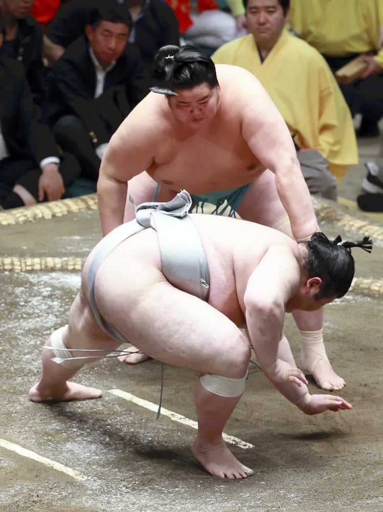 熱海富士（手前）を肩すかしで下した琴桜（１３日）＝今利幸撮影
