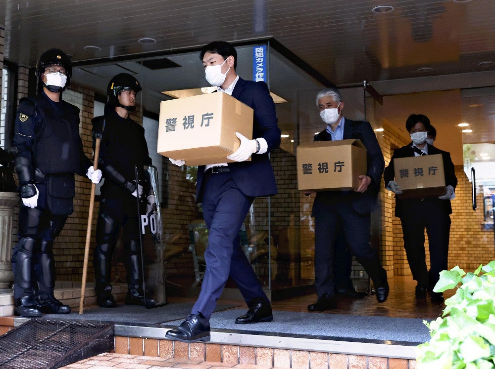 「つばさの党」本部事務所の捜索を終え、建物から出る警視庁の捜査員ら（１３日午後、東京都千代田区で）＝後藤嘉信撮影