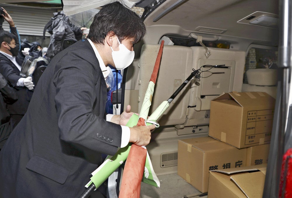 「つばさの党」本部事務所の捜索を終え、押収物を車両に積み込む警視庁の捜査員（１３日午後、東京都千代田区で）＝桐山弘太撮影