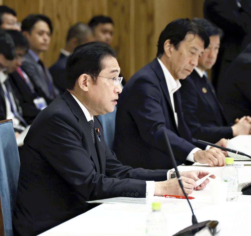 ＧＸ実行会議で発言する岸田首相（左）（１３日午後、首相官邸で）＝川口正峰撮影