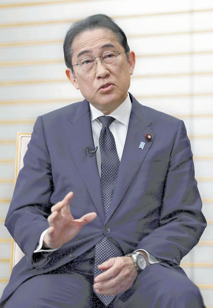 インタビューに答える岸田首相（１０日、首相官邸で）＝川口正峰撮影