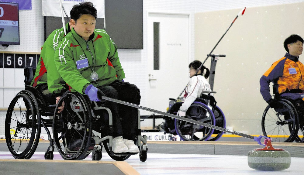 車いすに乗り、スティックでストーンを押し出す戸田選手（いずれも４月２７日、北見市で）＝清水暢和撮影