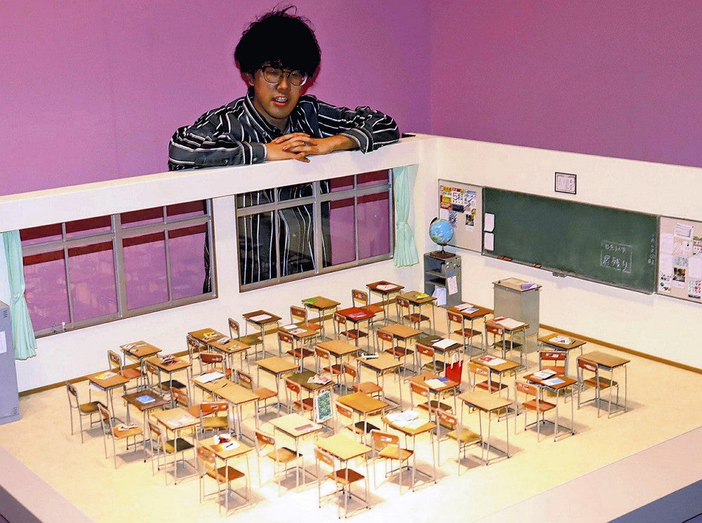 ミニチュアで再現した教室を説明するＭｏｚｕさん（県美術館で）