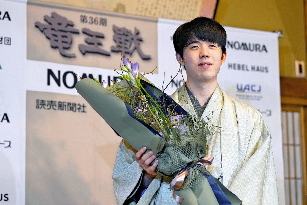 竜王３連覇を果たし、記者会見で撮影に応じる藤井聡太竜王（２０２３年１１月１１日、北海道小樽市で）