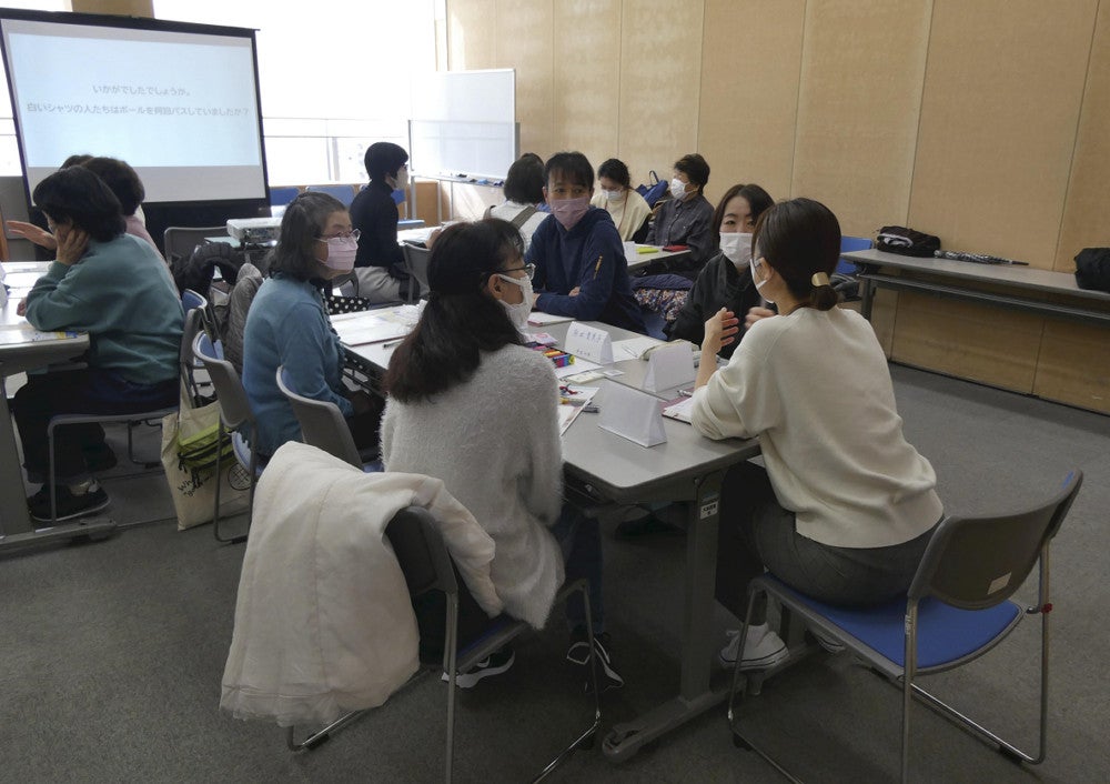 座談会で悩みや工夫を共有する提供会員ら（兵庫県宝塚市で）