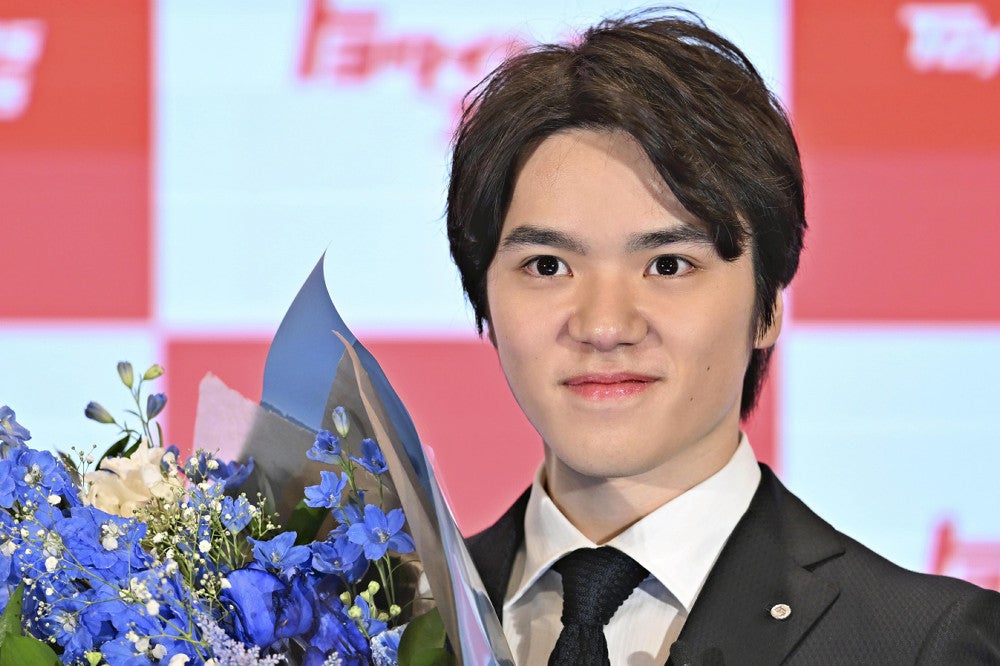 引退記者会見で花束を手にするフィギュアスケートの宇野昌磨さん（１４日）＝杉本昌大撮影