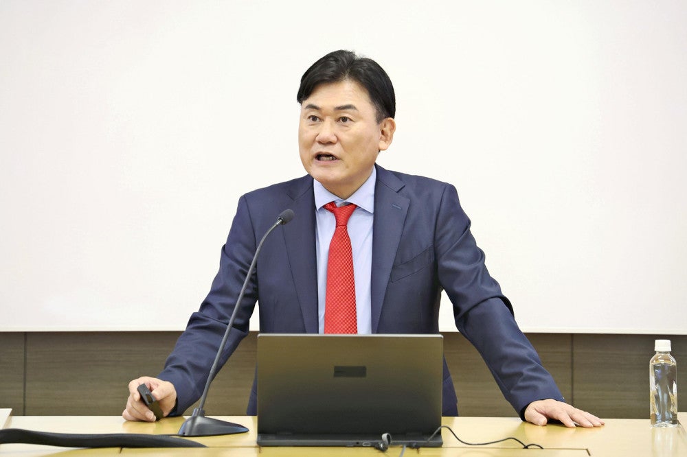 オンラインの決算記者会見で説明する楽天グループの三木谷浩史会長兼社長（１４日、同社提供）