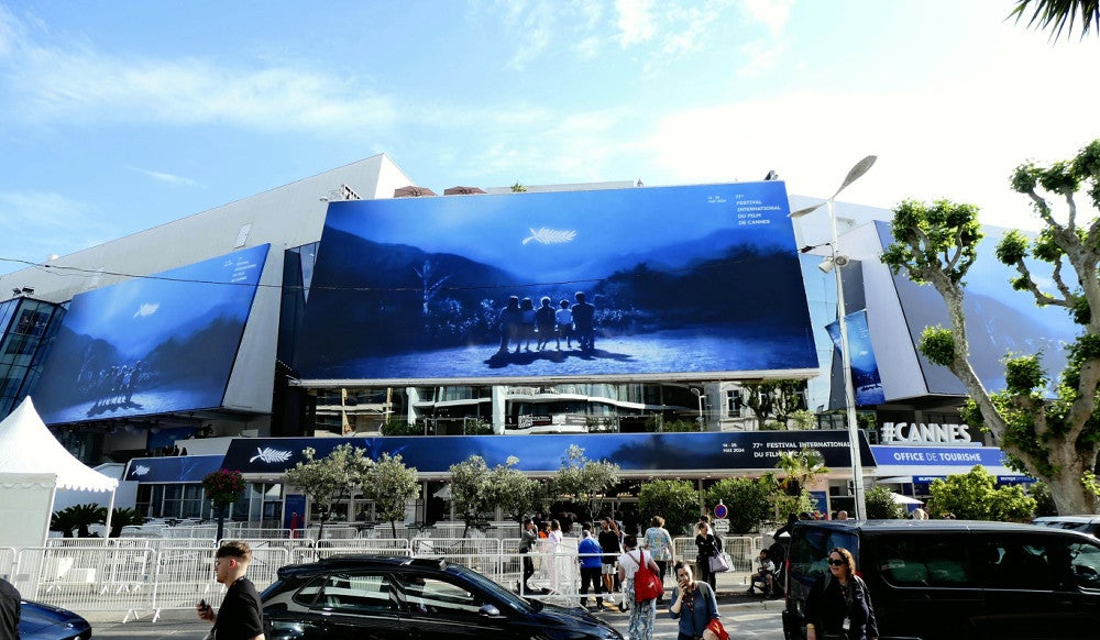 メイン会場に掲げられた今年の公式ポスター。夜はさらに映えそう