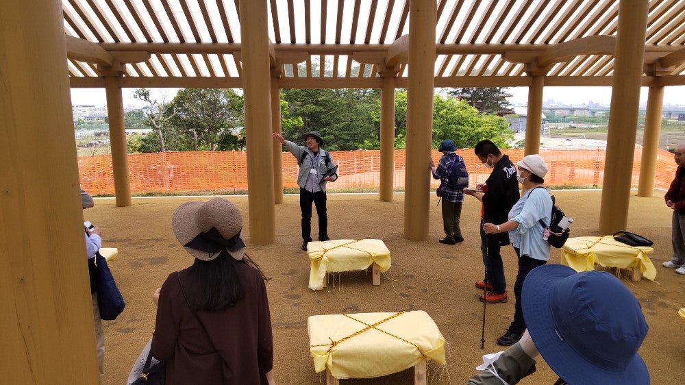城前官衙（じょうまえかんが）の主屋で説明する小野学芸員