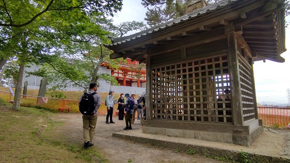 多賀城碑が収められた覆堂（おおいどう）。後方が復元された南門（なんもん）