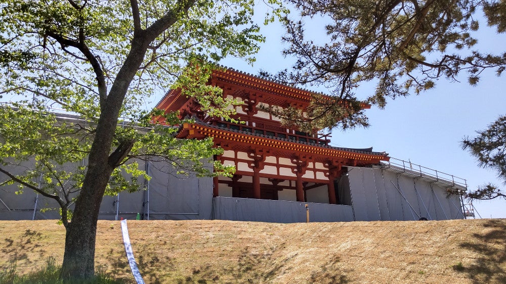 復元された多賀城南門。白壁と朱色の柱が荘厳な印象
