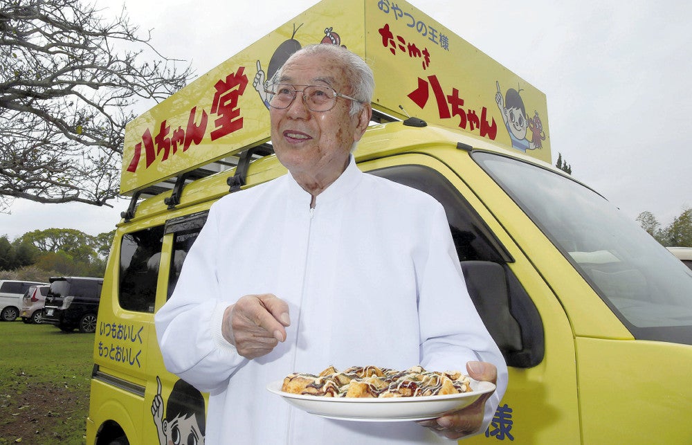 たこ焼きへの思いを語る八ちゃん堂創業者の川邊さん（４月８日、福岡県みやま市で）＝田中勝美撮影