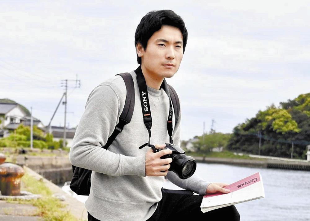 対馬市の海岸沿いでカワウソの痕跡調査をする山本さん