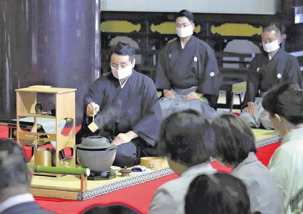 お茶をたてる速水宗燕宗匠（岡山市北区で）