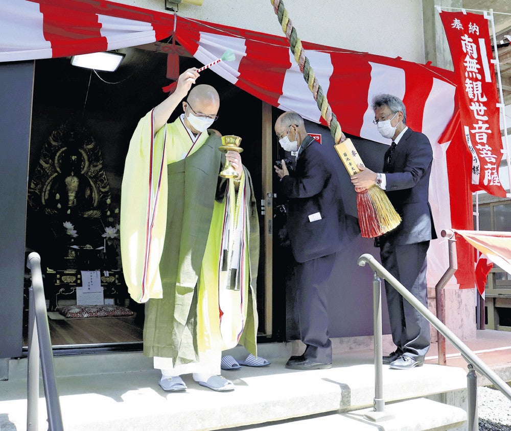 修理完了を祝い、法要を行う住職ら（いずれも１２日、一関市の東川院で）