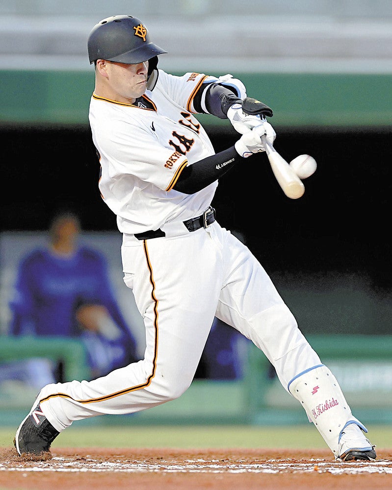 ２回１死１塁、先制２ランを放つ岸田（１４日）＝黒瀬祐生撮影