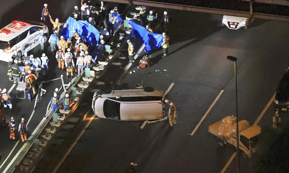複数の車が絡んだ首都高速湾岸線の事故現場（１４日午後７時３４分、神奈川県川崎市で、読売ヘリから）＝米山要撮影