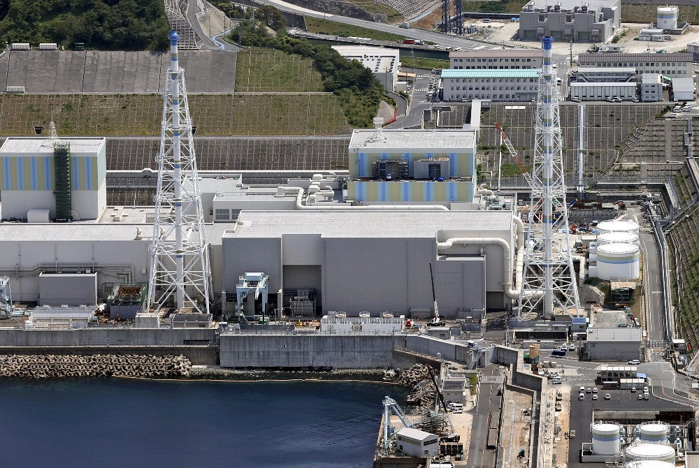 中国電力島根原子力発電所２号機（右、左は１号機）（２０２２年５月、島根県松江市で、読売ヘリから）＝東直哉撮影