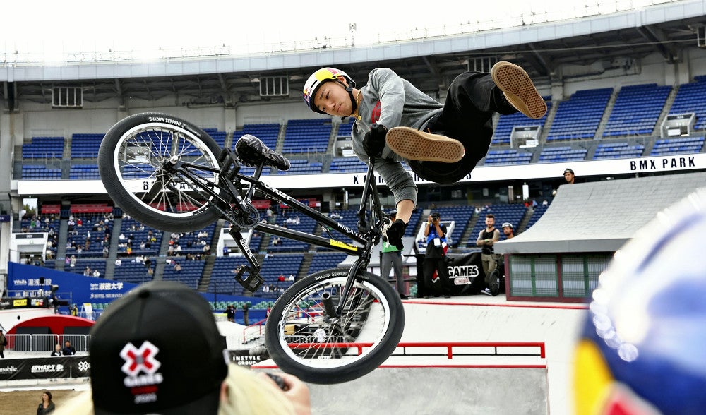 ２０２３年大会のＢＭＸパーク予選で演技する中村輪夢