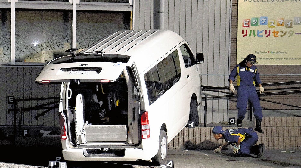 介護施設のスロープに乗り上げた送迎車を調べる捜査員。男が運転していた（昨年９月１３日午後、さいたま市見沼区で）