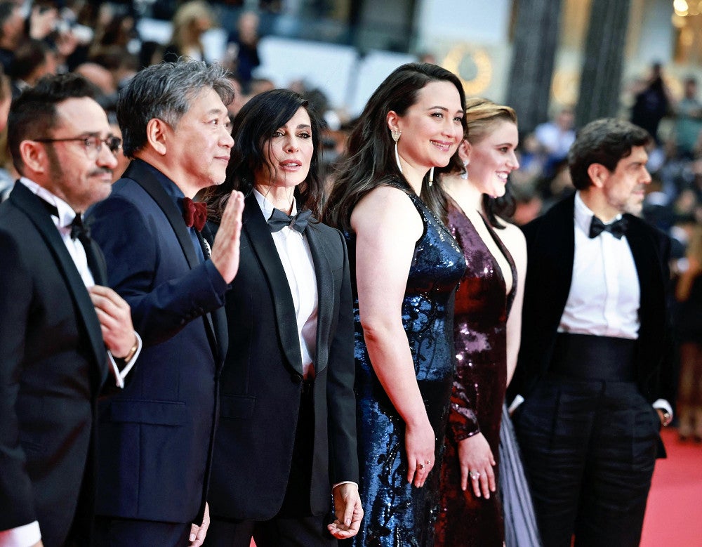 カンヌ国際映画祭のレッドカーペットに登場した是枝監督（左から２人目）ら（ロイター）