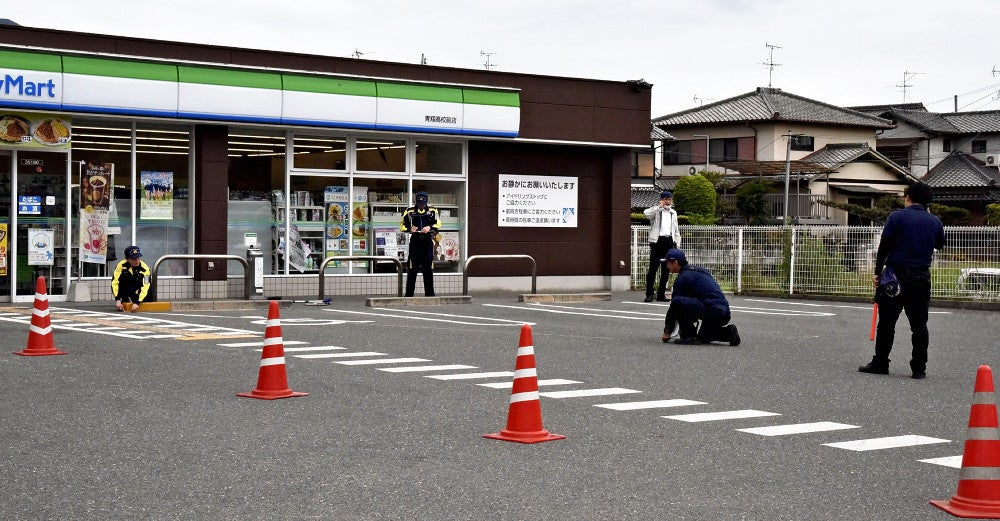 女児がはねられた現場を調べる署員ら（１５日午後０時９分、奈良県御所市で）