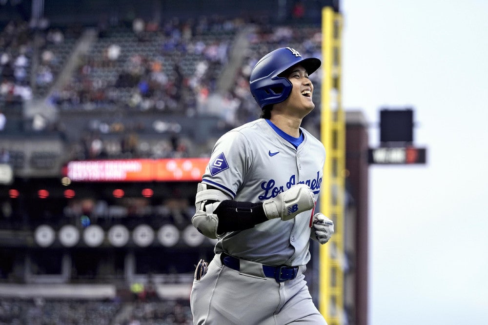 １２号本塁打を放ち、笑顔を見せる大谷＝ＡＰ
