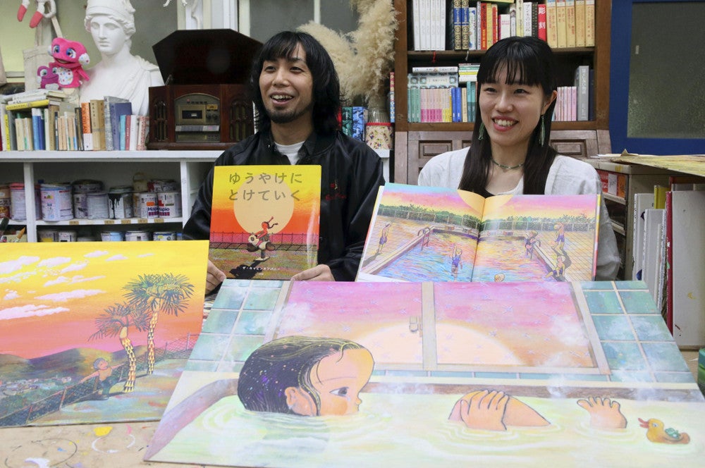 日本絵本賞大賞を受賞した「ザ・キャビンカンパニー」の阿部健太朗さん（左）と吉岡紗希さん（大分県由布市のアトリエで）＝田中勝美撮影