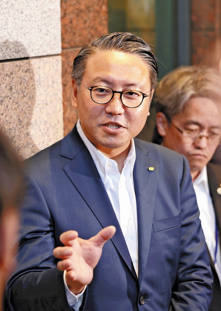 意見交換後、報道陣の質問に答える大石知事（１３日、福岡市博多区のＪＲ九州本社で）