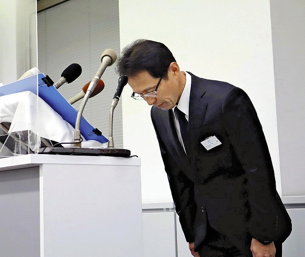 鳥越容疑者の逮捕を受け、謝罪する牛垣誠・首席監察官