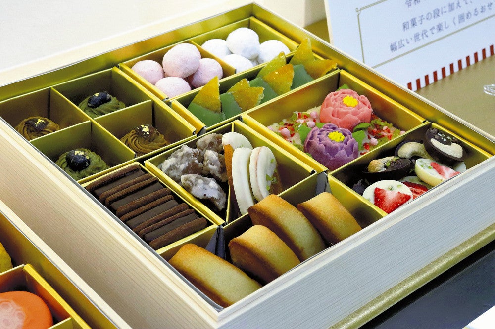 モンブランやチョコレートが入った「令和七年　おせち菓子」（岡山市北区で）