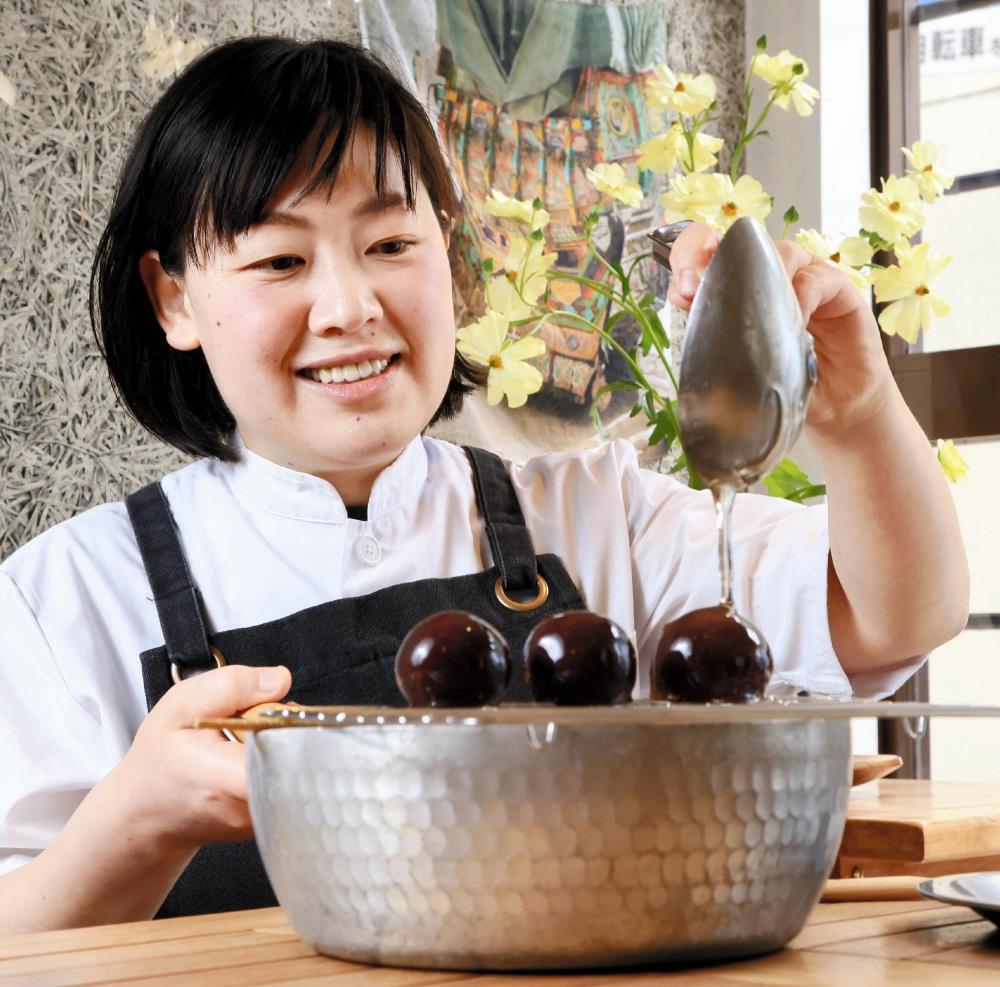 「和菓子が食卓に並ぶささやかな幸せ」が続くよう願いを込める（京都市下京区で）＝川崎公太撮影