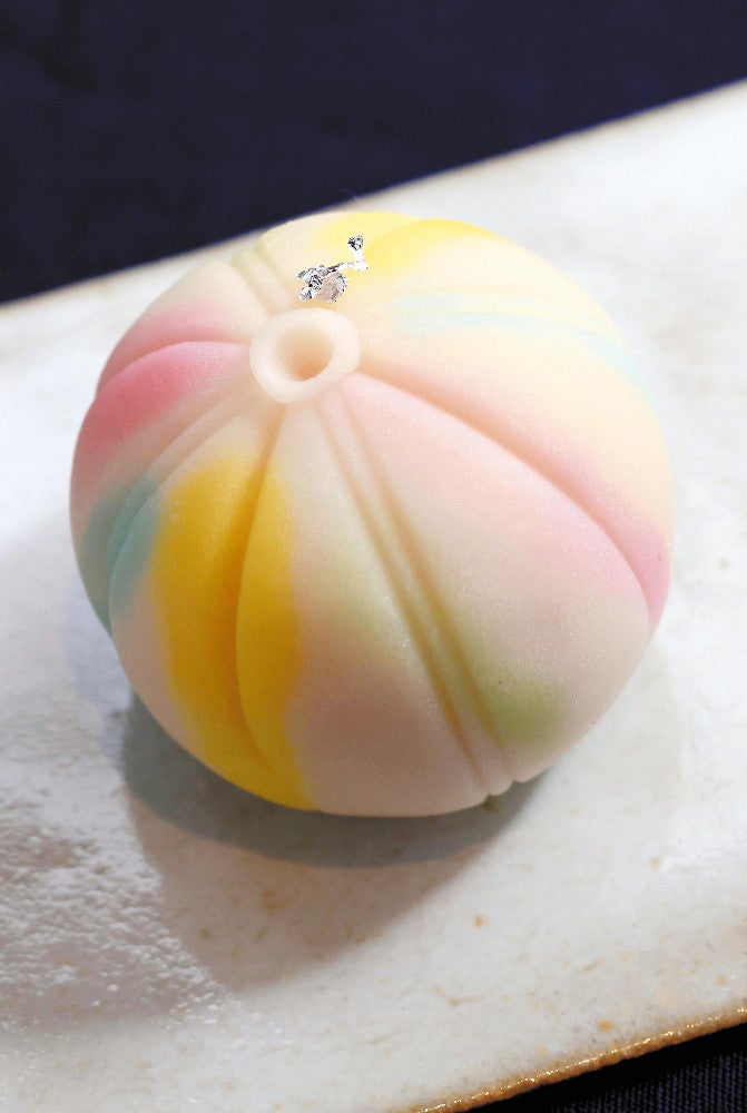 菓銘「たゆたふ」。淡く色づけした練り切りで春風に舞う紙風船を表した