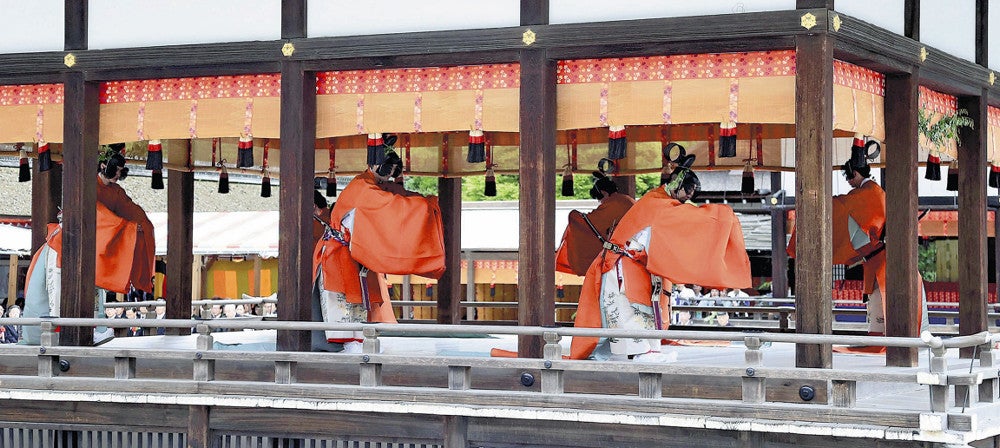 舞を奉納する舞人たち（１５日、下鴨神社で）＝川崎公太撮影