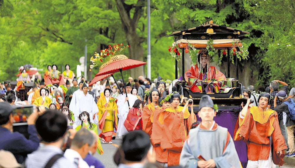 上賀茂神社へ向かう斎王代の行列（京都市北区で）＝川崎公太撮影