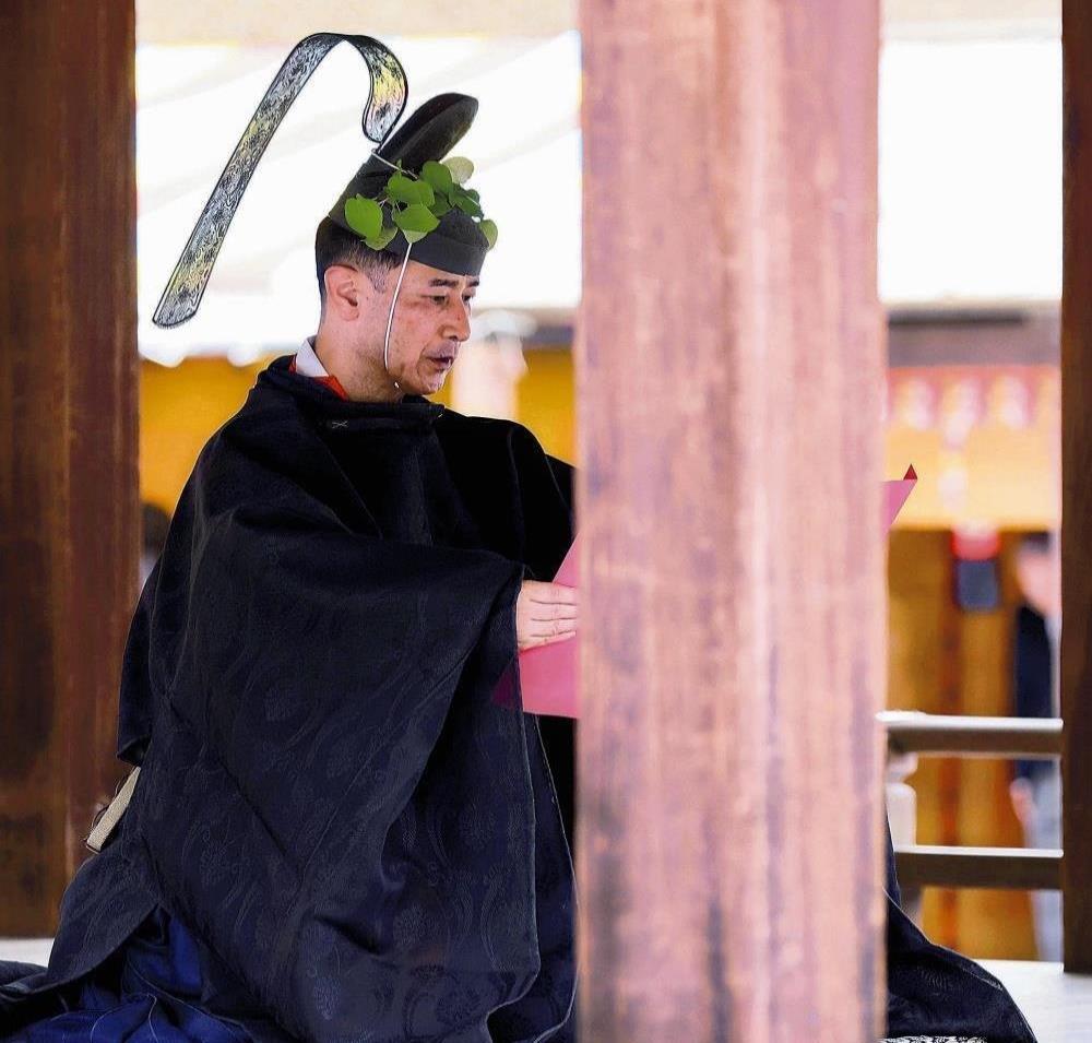 御祭文を奏上する勅使（１５日、下鴨神社で）＝川崎公太撮影
