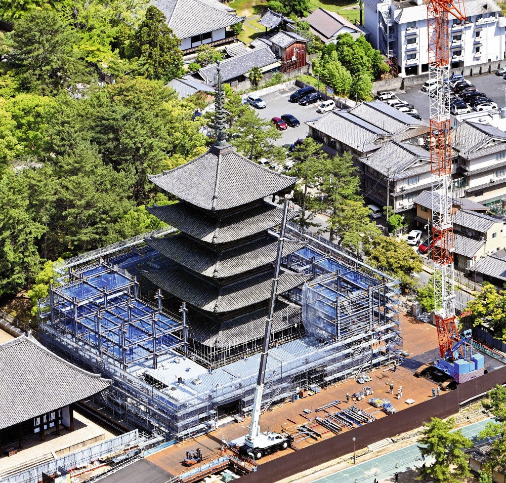 大規模修理に向けて素屋根の設置工事が進む興福寺五重塔（１６日、奈良市で、本社ヘリから）＝上田尚紀撮影