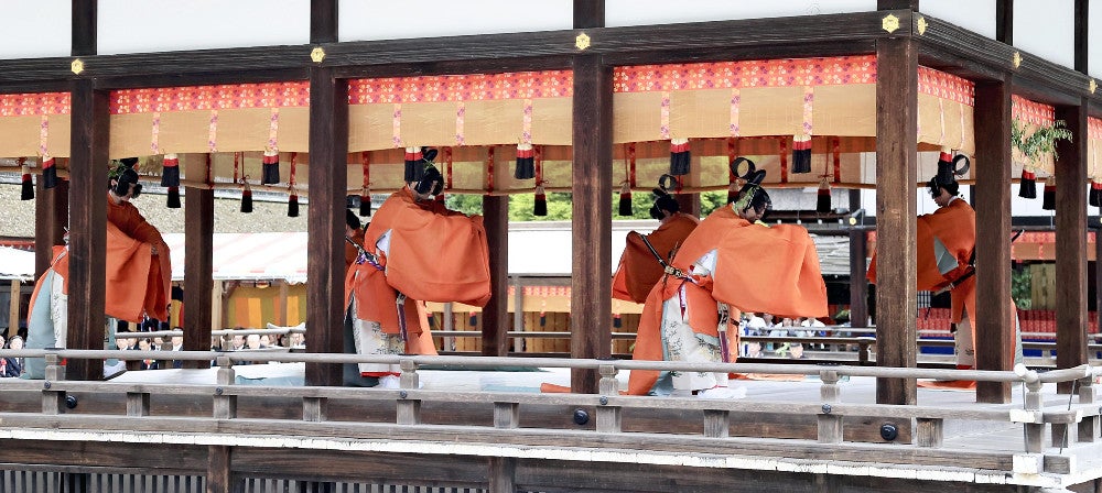 舞を奉納する舞人たち（下鴨神社で）＝川崎公太撮影