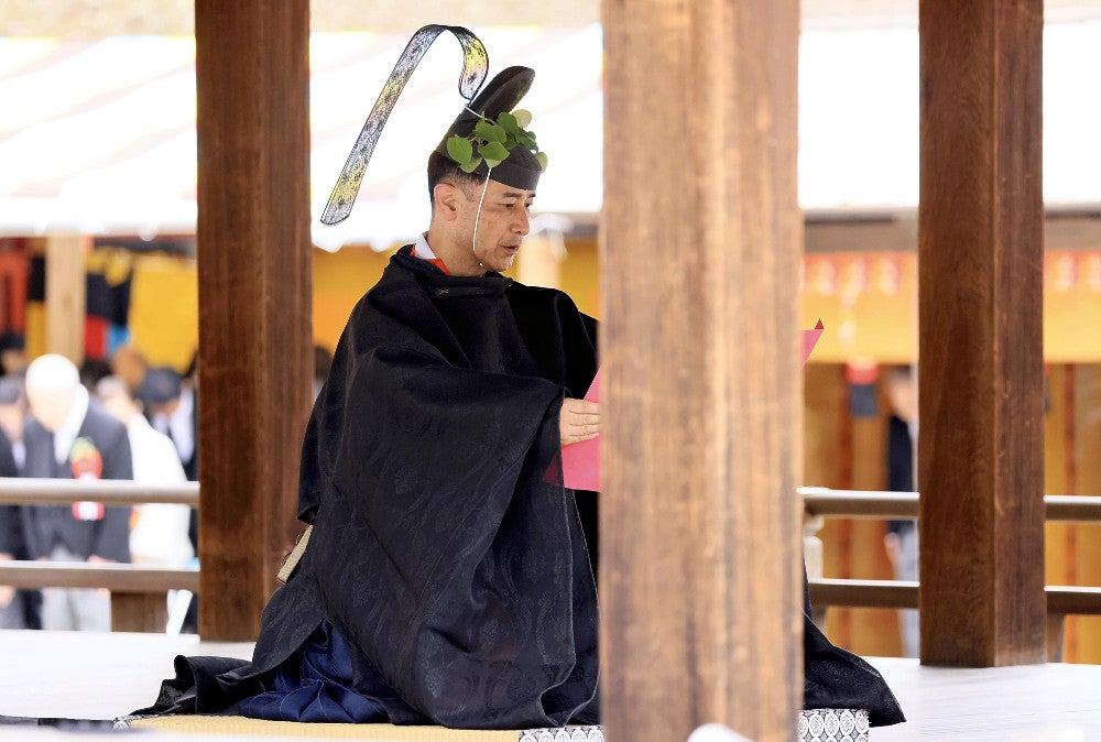 御祭文を奏上する勅使（下鴨神社で）＝川崎公太撮影